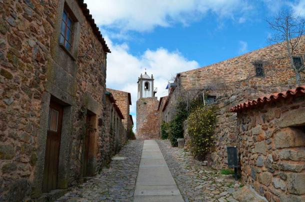 The medieval village looked like this stone-walled one or consisted of a small number of simple mud and daub houses near the fields where most of the medieval peasants did all their work. (Pedro / CC BY 2.0)