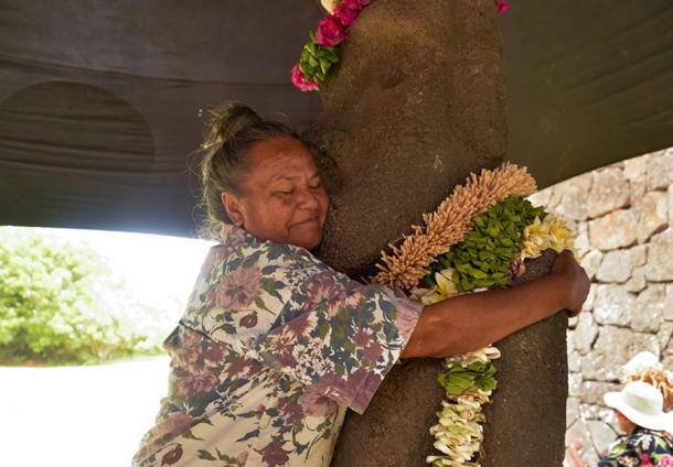 A member of the Rapa Nui community welcoming the moai back to the island. (Paula Rossetti)