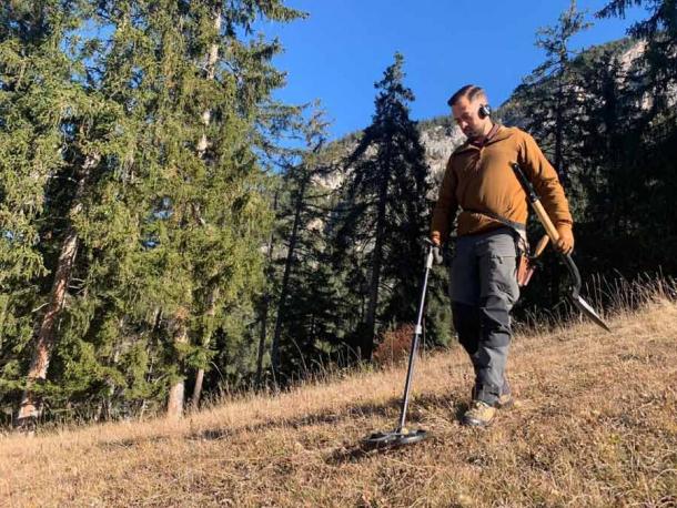 Using a metal detector, Lucas Schmid, a hobby archaeologist, found a Roman dagger in the south-eastern region of Switzerland, which was a solid piece of evidence for what was an unknown Swiss Roman battle. (Schweizer Radio und Fernsehen)
