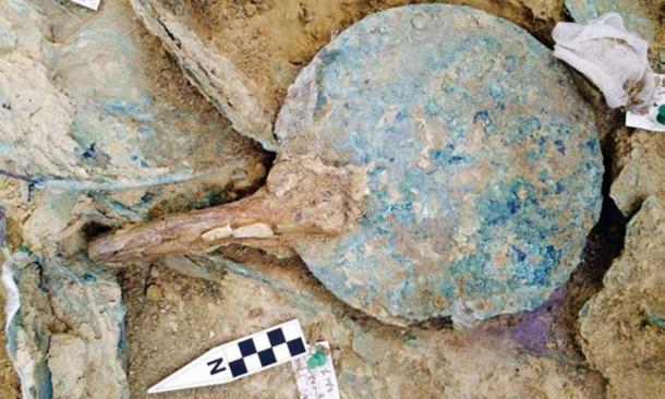 The mirror found in the grave.