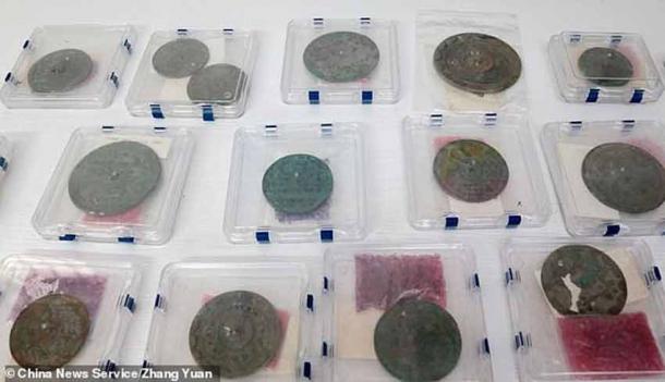 The mirrors varied in length – between 7 centimeters and 22 centimeters (3 to 8 inches). (China News Service / Zhang Yuan)