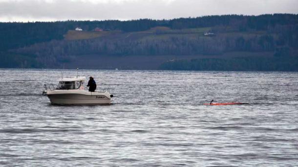 La misión del lago Mjøsa tiene dos objetivos. El gobierno está buscando municiones y artefactos explosivos vertidos ilegalmente, mientras que los arqueólogos buscan restos. (FFI/NTNU)