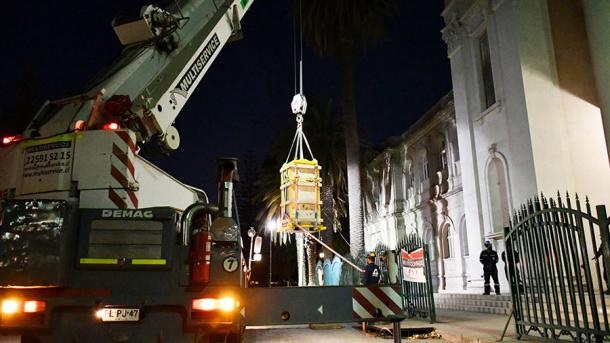 The moai leaving the National History Museum of Chile in Santiago. (Museo Nacional de Historia Natural, Chile)