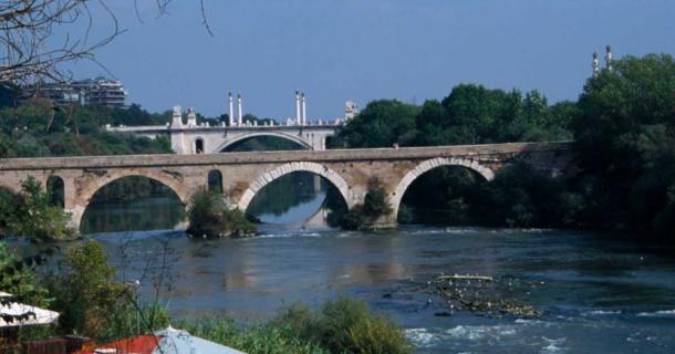 El moderno Puente Milvio, Roma, desde el sur. (Tyler Bell / CC POR 2.0)