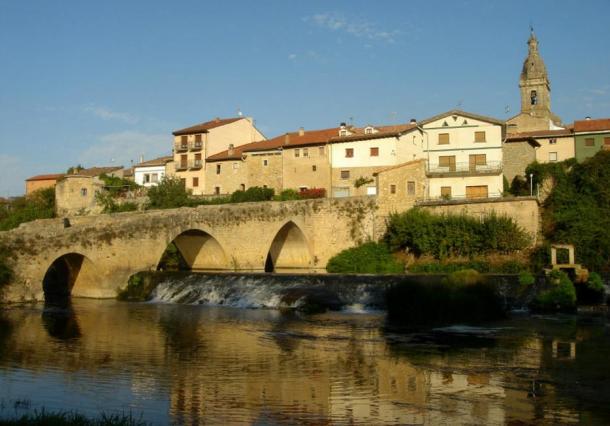 View of the modern Puebla de Arganzón, located near the medieval village of Arganzón