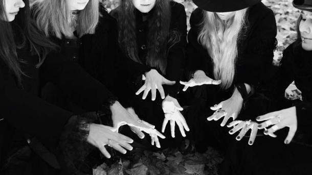 Un aquelarre de brujas modernas, que lanzan sus hechizos juntas para fortalecer la maldición, al igual que los practicantes de la antigua brujería en Atenas. (Alejandro / Adobe Stock)