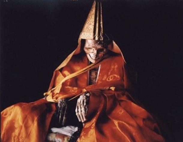 Un monje que se momificó a sí mismo (atlasobscura.com)