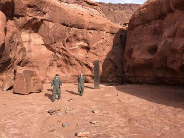 Los funcionarios se alejan del extraño monolito de metal descubierto en Utah. (Departamento de Seguridad Pública de Utah)