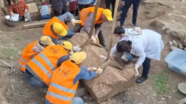 The monolithic Roman sarcophagus is carefully removed from the ground (DHA / Anatolian Archaeology)