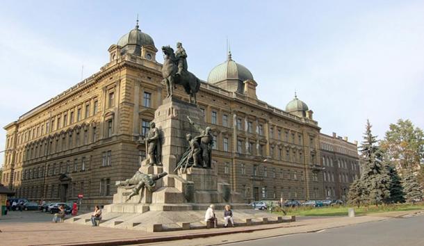 A monument to the Battle of Grunwald was erected in Kraków for the battle's 500th anniversary. It was destroyed during World War II by the Germans and rebuilt in 1976.
