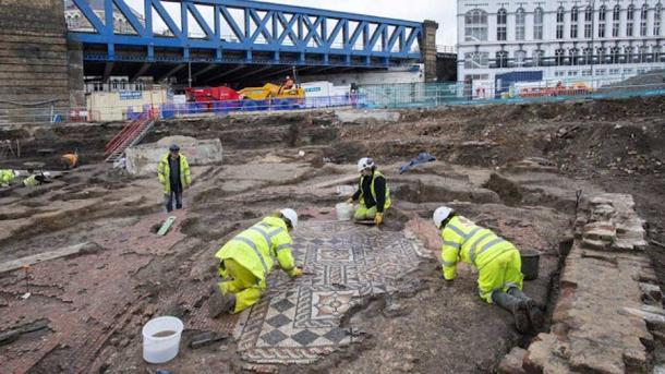 Se cree que el mosaico fue el piso de un gran comedor, que los romanos llamaron triclinio, en el antiguo Londinium romano. (Andy Choppin/MOLA)