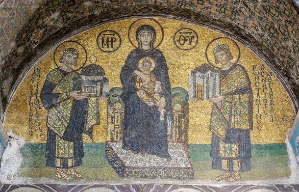 Mosaic at the southwestern entrance mosaic of the former basilica Hagia Sophia of Constantinople (Istanbul, Turkey) with the Virgin Mary in the middle holding the Child Christ on her lap. (Public domain)