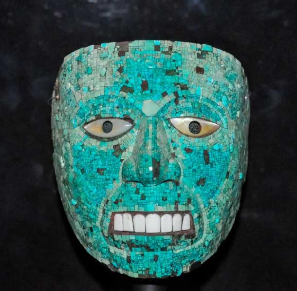 Mosaico turchese Maschera azteca di Xiuhtecuhtli, Dio del fuoco.  Alla festa annuale dedicata a Xiuhtecuhtli, schiavi e prigionieri venivano vestiti da divinità e sacrificati in suo onore (Mistervlad / Adobe Stock)
