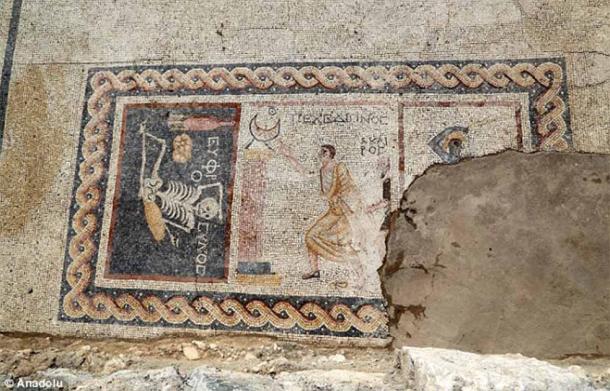 El mosaico completo contiene 3 panes con diferentes escenas. (Agencia Anadolu)