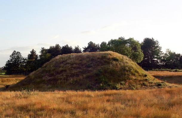 Photo of the Mound 2 at the Sutton Hoo site. (CC BY-SA 3.0)