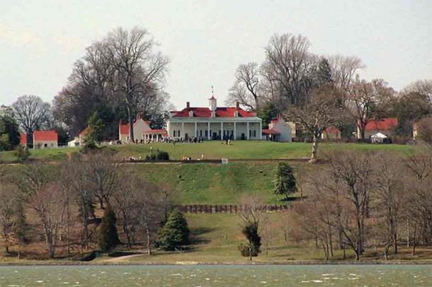 Mount Vernon seen from the Potomac River. (baldeaglebluff from Bald Eagle Bluff/USA, CC BY-SA 2.0)