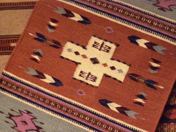 La mitología navajo está entretejida en la cultura navajo y sus legendarias alfombras. (FOTOFLY / Adobe Stock)