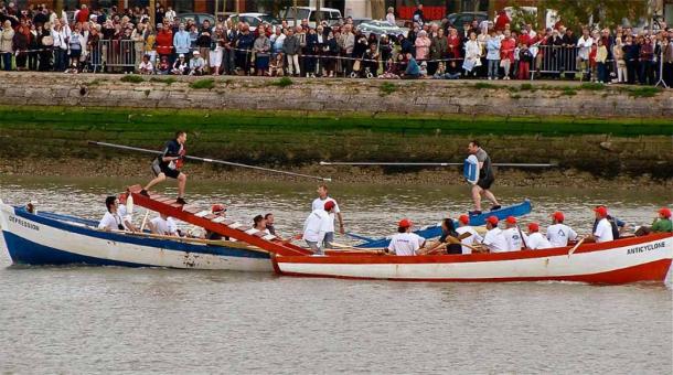 Joutes nautiques (water jousting) in La Rochelle. (Jebulon / CC BY-SA 3.0)