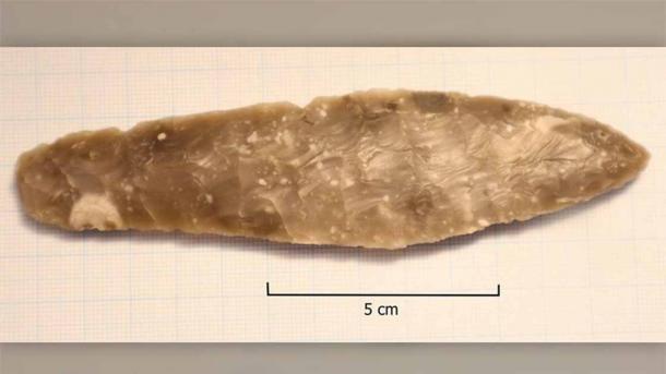Кремневый кинжал длиной почти 5 дюймов (12 сантиметров), вероятно, был изготовлен в период неолита около 3700 лет назад. ( Муниципалитет округа Вестланд )