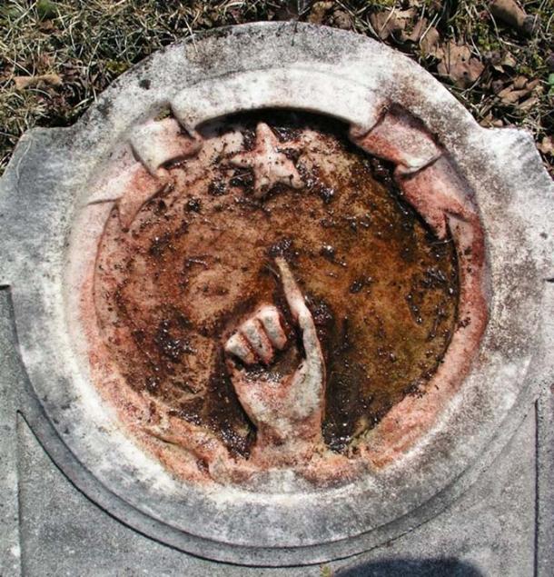 Images showing the new star of 1604 are depicted on graves of historical figures whose names have been linked to the early Rosicrucian movement.