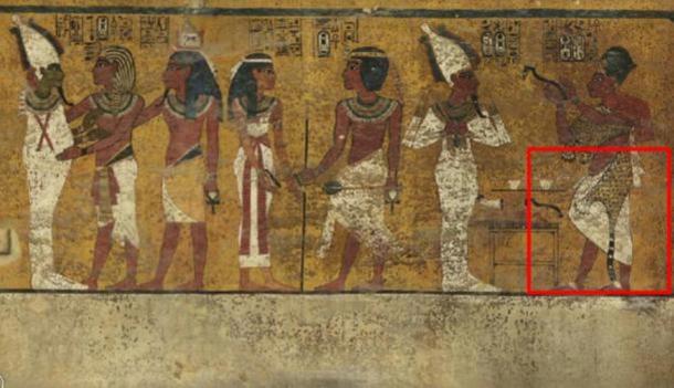 Scansioni della parete nord della camera funeraria del re Tutankhamon hanno rivelato caratteristiche sotto l'intonaco decorato finemente (evidenziata) un ricercatore ritiene possa essere una porta nascosta, forse per la camera sepolcrale di Nefertiti