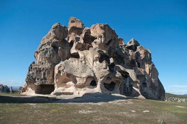 Una vista lateral noreste de una necrópolis excavada en la roca con varias tumbas frigias que se encuentra al sur del Monumento a Midas en el pueblo de Yazılıkaya (literalmente, "roca inscrita" en turco), Eskişehir - Turquía.