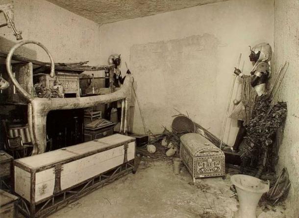 Tutankhamun’s tomb. View of the northern wall of the Antechamber showing the sentinel statues guarding the sealed doorway leading to the King’s Burial Chamber. (Public Domain)