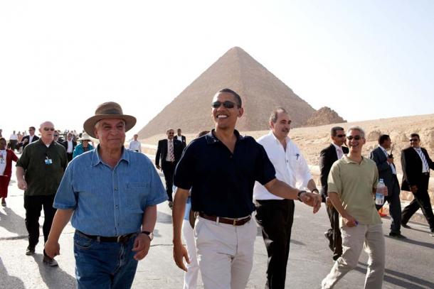 El arqueólogo egipcio Dr. Zahi Hawass (izquierda) en 2009 durante la visita de Barack Obama a las pirámides. (Dominio publico)