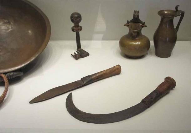 Некоторые предметы повседневного обихода, обнаруженные в Пещере писем в Иудейской пустыне. Серп и нож (железный и деревянный), ключ, кувшины (медные). Нахаль Хевер, 132-135 гг. н.э. (Чамбри / CC BY SA 3.0)