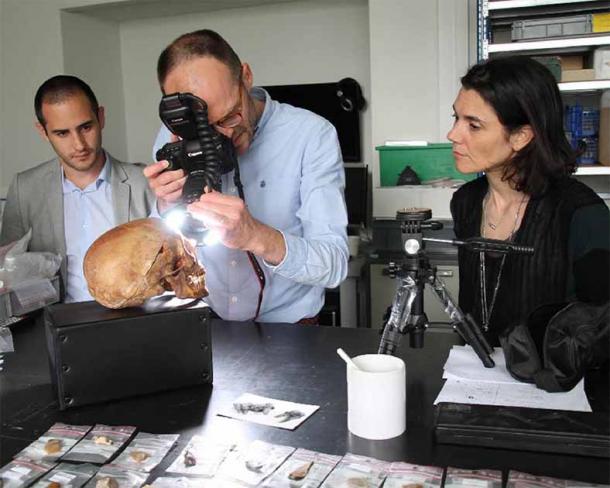 El equipo de odontología tomando fotografías del cráneo de Anne d'Alegre. (Coleccionista Rozenn / Inrap)