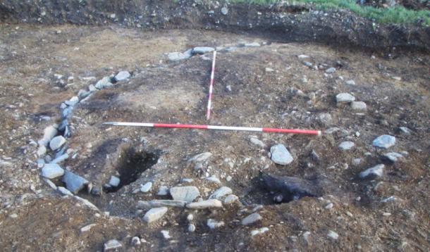 One house, found on Holy Island, had a question-mark shaped drain with a pit at one end and the other end exiting out of the building. This house had a hearth but relatively few other features. (Gwynedd Archaeological Trust)