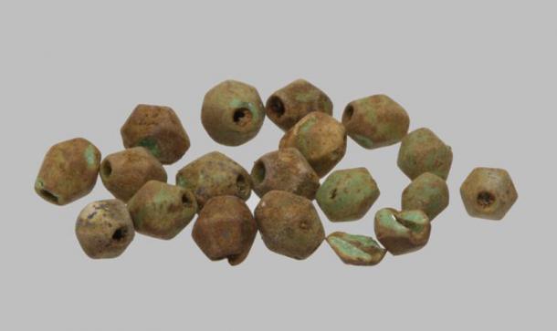 Más perlas descubiertas dentro de una tumba cerca de Berenice Troglodytica. (MG Gwiazda / CAŚ / PAP)