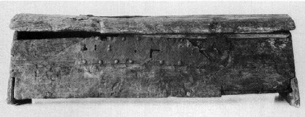 Front view of the original Mastermyr chest. 