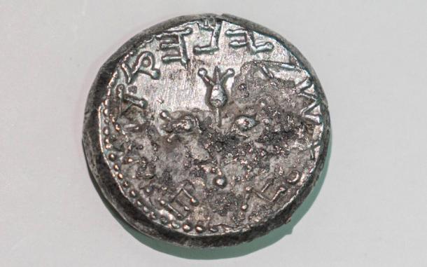 La otra cara de la moneda de plata del Segundo Templo con un grabado de la sede del Sumo Sacerdote y la inscripción 