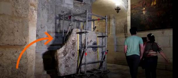 La otra cara de los grafitis cubiertos en la Iglesia del Santo Sepulcro de Jerusalén ha dejado al descubierto las impresionantes espirales medievales del fondo del antiguo altar. (Captura de pantalla de YouTube/Reuters)