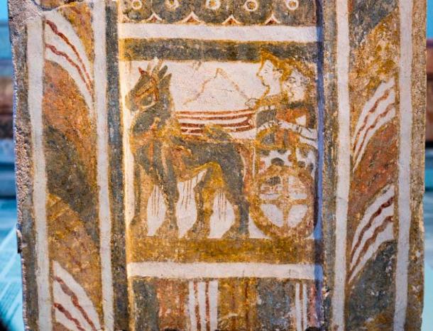 El otro lado corto del sarcófago de Hagia Triada muestra a dos individuos en un carro tirado por caballos (ArchaiOptix / CC BY SA 4.0)