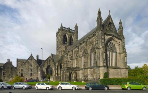The outside of the Paisley Abbey in Scotland, where the alien gargoyle can be seen. (Lairich Rig / CC BY-SA 2.0)