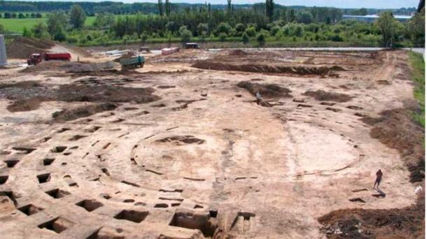 Celková stavba 7000 let staré neolitické kruhové stavby objevené nedaleko Prahy.  (Archeologický ústav Akademie věd ČR)