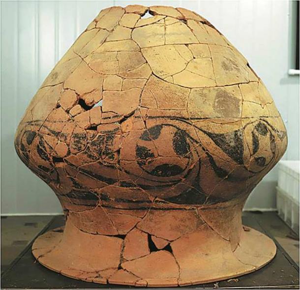 A painted clay jar unearthed at the Nanzuo site this year. (CHINA DAILY)