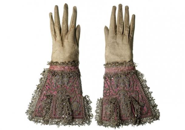 A pair of gloves made of kid leather, fitted with deep gauntlet cuffs of pink silk, trimmed with gold and silver lace and embroidery said to have been worn by Charles I at his execution. (©Museum of London)