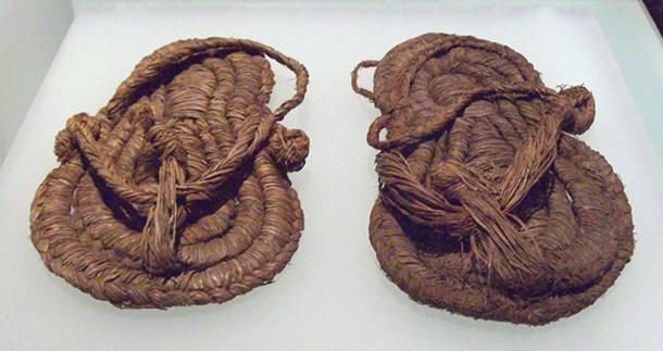 Un par de sandalias del Neolítico Medio.