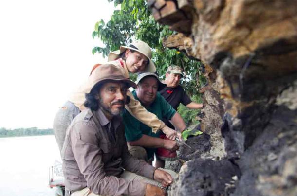Paleontologists (from left to right): Rodolfo Salas-Gismondi (Universidad Peruana Cayetano Heredia, Lima, Peru), Julia Tejada-Lara (California Institute of Technology, California, USA), John Flynn (American Museum of Natura History, New York, USA) & local guide Michel Valles during the 2018 expedition to the Rio Napo excavating a 13-million-year-old fossil outcrop. (Aldo Benites-Palomino/University of Zurich)