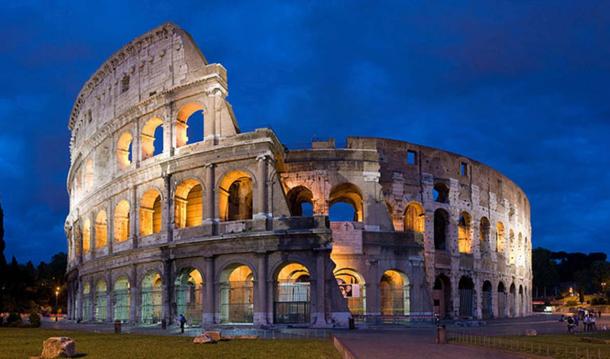 A 4×4 segment panorama of the Colosseum at dusk. (Diliff/CC BY SA 2.5)