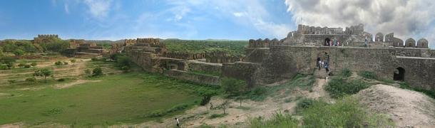 A panoramic view of Rohtas Fort today, which is a major UNESCO tourist attraction. (Skazimr / CC BY-SA 3.0)
