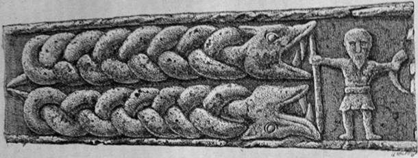 Une partie de la croix de Gosforth, probablement du 10e siècle, montrant un double-monstre et un personnage avec une lance et une corne, que l'on croit être Heimdallr (domaine public)