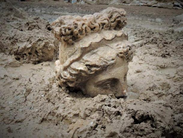 La cabeza de la estatua parcialmente excavada de la diosa Afrodita en la antigua ciudad de Aizanoi en Turquía. (Agencia Anadolu)