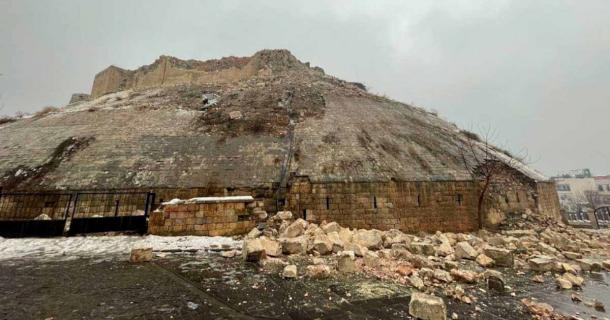 Las paredes recientemente destruidas parcialmente del castillo de Gaziantep. (DHA/ Sabah diario)