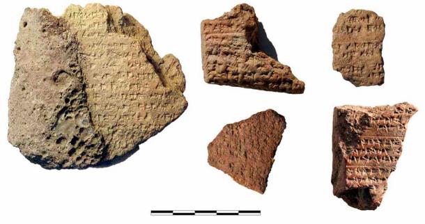 5 partes de tablillas cuneiformes encontradas durante excavaciones anteriores en el sitio de Uşaklı Höyük. (Proyecto Arqueológico Uşaklı Höyük)
