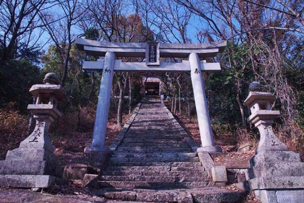 El camino que conduce a la cima de la pequeña montaña donde se encuentra el Ishi-no-Hoden en su recinto sagrado dentro de un santuario sintoísta.  (Buscador de Setouchi)