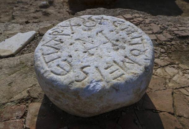 Un pedestal con inscripciones en griego, que probablemente formaba parte de un mausoleo, encontrado en la enorme excavación de la estación de tren de Estambul. (Agencia Anadolu)